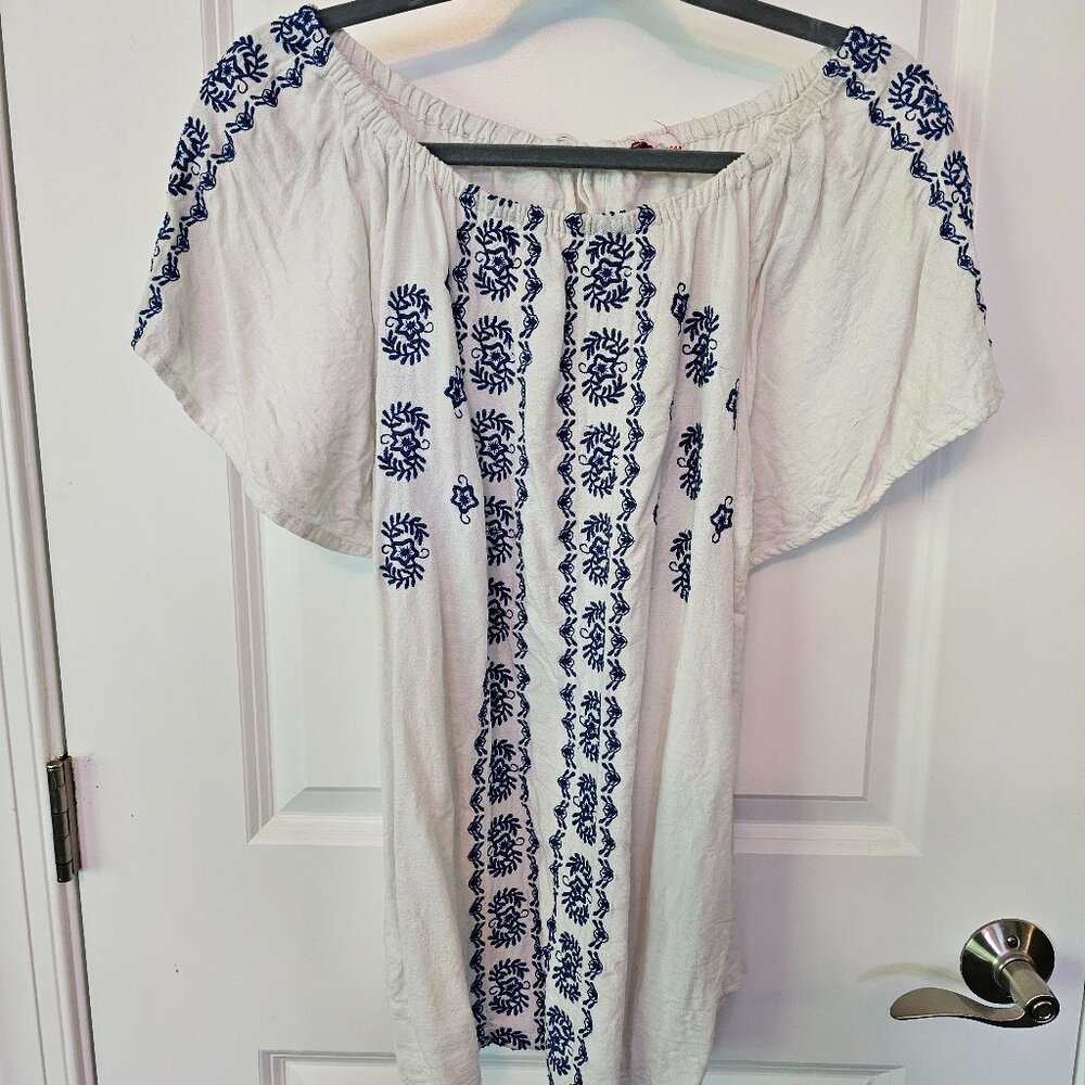 Molly and Isadora - 0X white peasant blouse with blue embroidery
